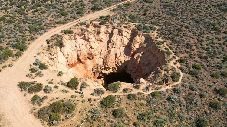nullarbor-plain-cave-opening-closeupjpg.jpg