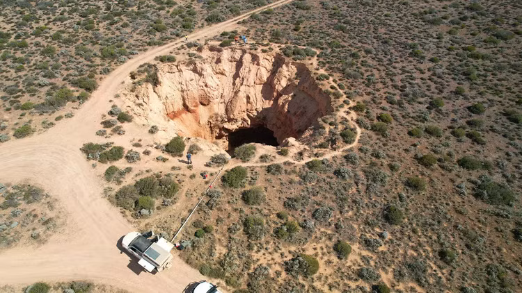 nullarbor-plain-cave-openingjpg.jpg