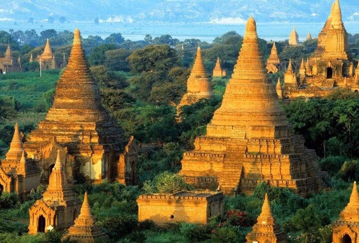 Kiến trúc phản ánh sự phát triển của Phật giáo Theravada (Thượng tọa bộ). Bagan là nơi Phật giáo Theravada phát triển mạnh mẽ, và điều này thể hiện qua các đền tháp với tượng Phật, tranh tường và bia ký mang đậm tư tưởng của dòng Phật giáo này. Ảnh: Pinterest.
