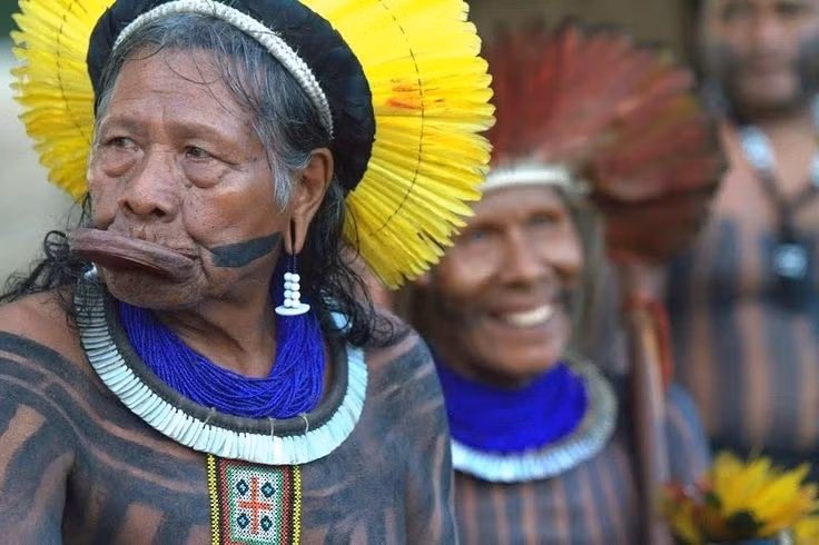 Tên gọi mang ý nghĩa biểu tượng sâu sắc. “Kayapo” trong ngôn ngữ bản địa có thể hiểu là “những người đến từ lỗ hổng trên mặt đất”, phản ánh truyền thuyết sáng thế của tộc người này. Ảnh: Pinterest.