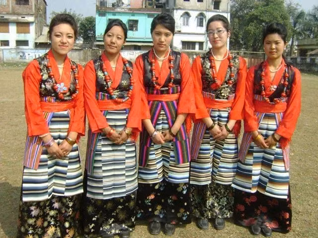 Ngôn ngữ thuộc nhóm Tây Tạng. Người Sherpa nói tiếng Sherpa - ngôn ngữ có mối liên hệ chặt chẽ với tiếng Tây Tạng cổ. Ảnh: Pinterest.