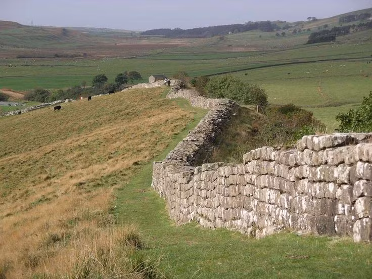 Được xây dựng theo lệnh của Hoàng đế Hadrian. Bức tường bắt đầu được xây vào năm 122 sau Công nguyên, khi Hoàng đế Hadrian đích thân thị sát Britannia (Anh) và quyết định dựng một tuyến phòng thủ kiên cố ở rìa phía Bắc đế chế. Ảnh: Pinterest.