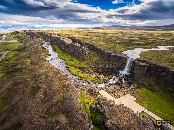 Nơi hai mảng kiến tạo tách rời. Vườn quốc gia Thingvellir nằm trên ranh giới giữa mảng Bắc Mỹ và mảng Á-Âu. Du khách có thể tận mắt thấy các khe nứt địa chất – minh chứng sống động cho sự dịch chuyển chậm nhưng mạnh mẽ của vỏ Trái Đất. Ảnh: Pinterest.