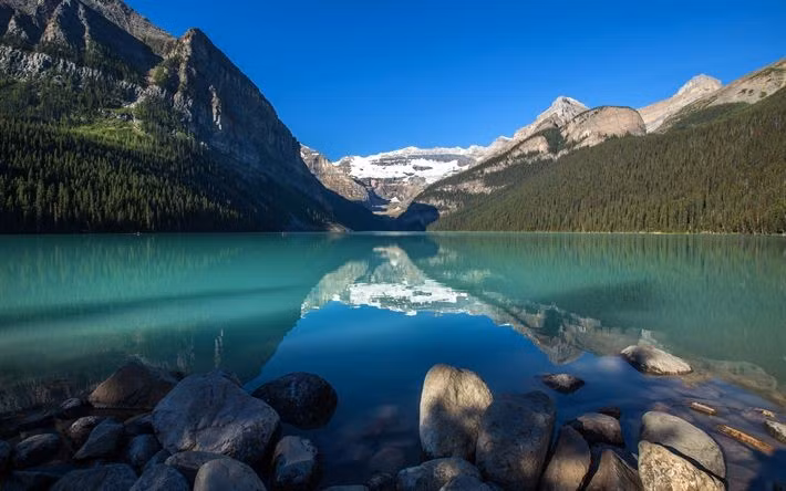 Hồ Louise – viên ngọc lục bảo của Banff. Hồ Louise nổi tiếng với màu nước xanh ngọc bích do bột đá từ sông băng hòa tan trong nước, phản chiếu tuyệt đẹp dưới chân núi Victoria phủ tuyết. Ảnh: Pinterest.