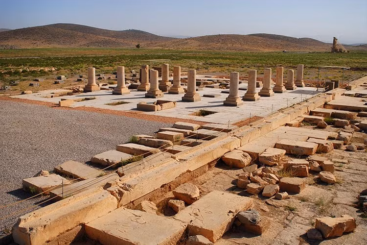 Pasargadae là biểu tượng của tinh thần nhân văn Ba Tư. Di tích này nhắc nhớ cho hậu thế về tầm vóc của nhà lãnh đạo từng được ca ngợi là “người bảo vệ nhân loại”. Ảnh: pasargadae.info.