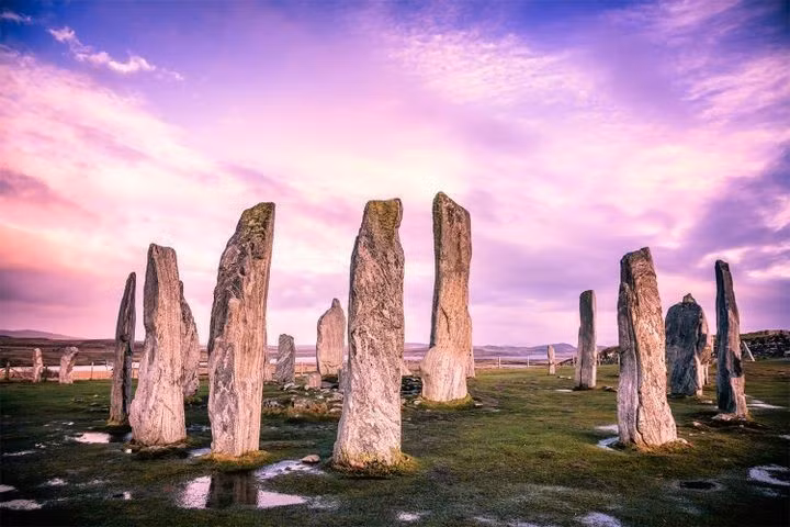 Thu hút du khách hiện đại. Ngày nay, Callanish là điểm đến hấp dẫn cho khách du lịch và những người yêu thích khảo cổ học, thiên văn. Ảnh: Pinterest.