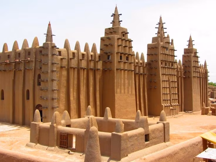 Phong cách kiến trúc Sahel đặc trưng. Tường thành có những cột chống gỗ nhô ra ngoài vừa để trang trí vừa làm giàn giáo cho việc trùng tu. Ảnh: Pinterest.