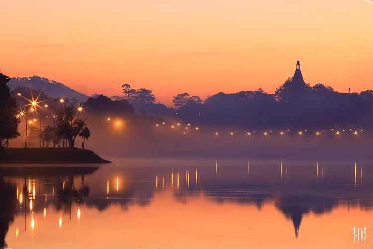 Đà Lạt (Lâm Đồng). Trăng rằm soi qua rừng thông và mặt hồ Xuân Hương phẳng lặng khiến thành phố sương mù trở nên thơ mộng hơn bao giờ hết. Ảnh: Pinterest.
