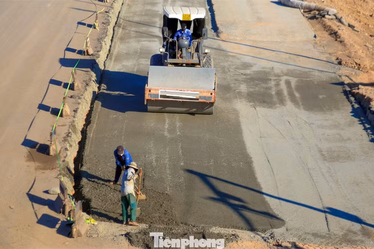 Hiện, các nhà thầu tiếp tục huy động nhân lực, máy móc để hoàn thiện các hạng mục còn lại, phấn đấu đưa công trình vào khai thác tháng 6/2027.