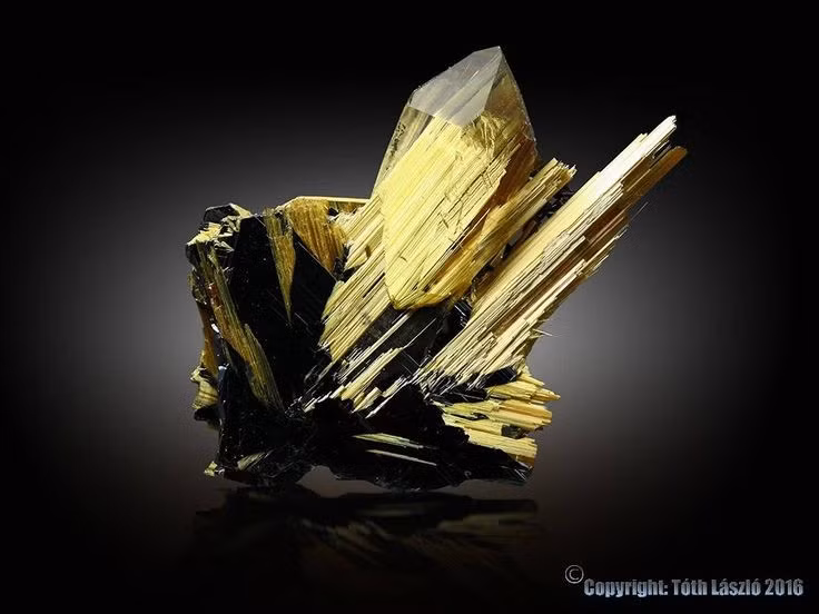 Hình dạng tinh thể rất đặc trưng. Rutile hay kết tinh thành các kim mảnh, cột dài hoặc dạng lưới đan chéo. Ảnh: Pinterest.