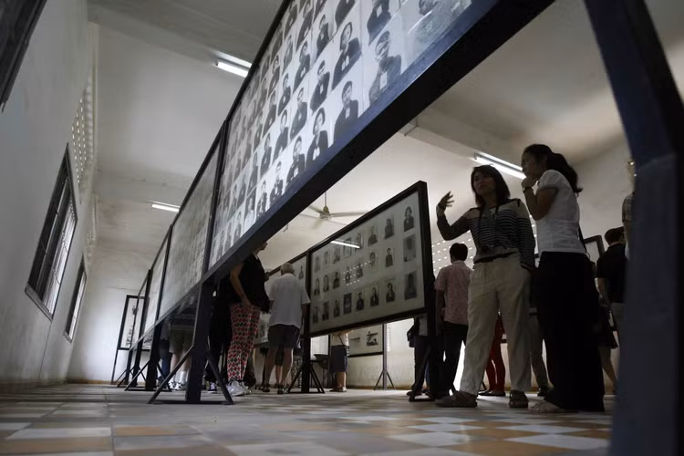Các địa điểm tưởng niệm Campuchia: từ trung tâm đàn áp đến không gian hòa giải. Chuỗi di tích bao gồm nhà tù, cánh đồng chết và không gian tưởng niệm, phản ánh giai đoạn bi thảm dưới chế độ Khmer Đỏ. Di sản không chỉ mang giá trị lịch sử mà còn thể hiện thông điệp nhân văn về ký ức, hòa giải và giáo dục các thế hệ tương lai. Ảnh: theconversation.com.