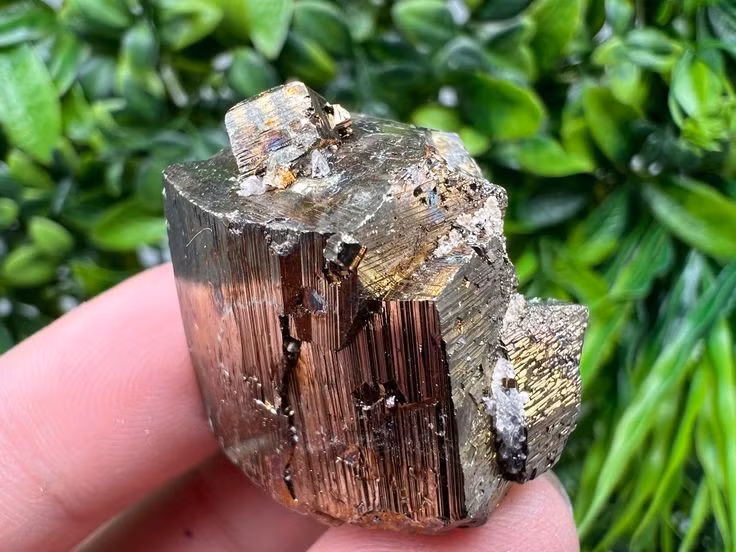 Có thể dùng làm gương. Các nền văn minh cổ đại như Inca đã sử dụng pyrite được đánh bóng làm gương phản chiếu. Ảnh: Pinterest.
