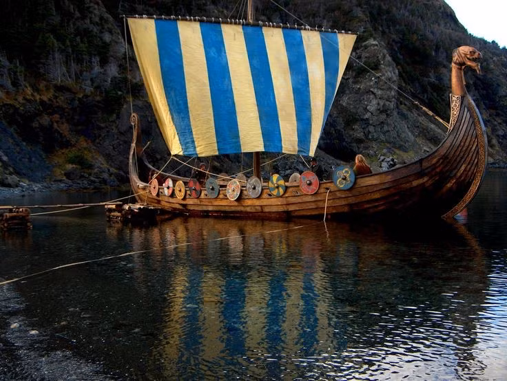 Có thể đi cả biển và sông. Thân thuyền nhẹ và đáy nông cho phép người Viking vượt biển lớn rồi tiến sâu vào sông ngòi châu Âu. Ảnh: Pinterest.
