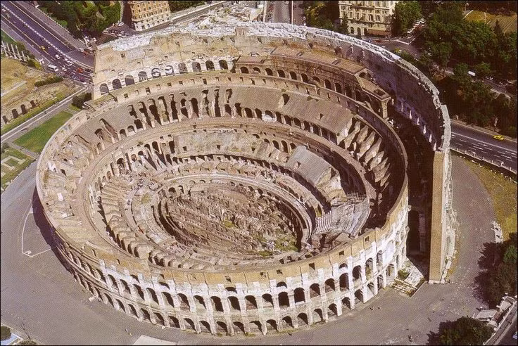 Có thể chứa hơn 50.000 khán giả. Với sức chứa khổng lồ vào thời cổ đại, Colosseum được thiết kế hệ thống lối vào khoa học, giúp hàng chục nghìn người ra vào chỉ trong vài phút. Ảnh: Pinterest.