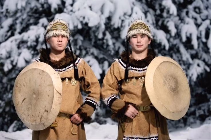 Sinh sống lâu đời tại vùng Ural và Tây Siberia. Tộc người Mansi cư trú chủ yếu ở khu tự trị Khanty–Mansi thuộc Liên bang Nga, nơi rừng taiga và sông ngòi dày đặc đã định hình văn hóa và sinh kế của họ suốt hàng nghìn năm. Ảnh: Pinterest.