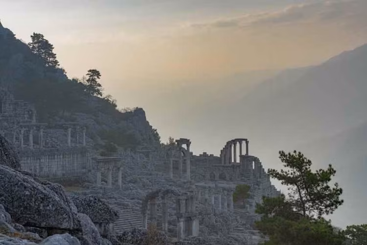 Termessos suy tàn do thảm họa tự nhiên hơn là chiến tranh. Một trận động đất lớn có thể đã phá hủy hệ thống dẫn nước, khiến cư dân buộc phải rời bỏ thành phố. Ảnh: travelandtourworld.com.