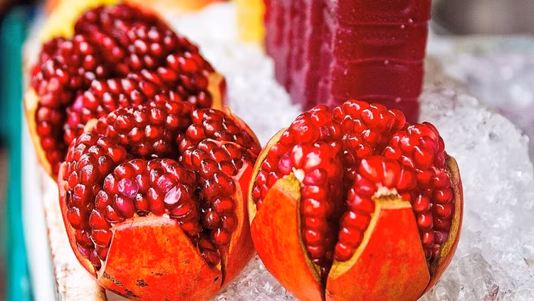 Quả chứa hàng trăm hạt mọng nước. Cây lựu (Punica granatum) có quả với lớp hạt đỏ trong suốt nhìn như đá quý, mỗi hạt được bao bọc bởi phần thịt mọng nước giàu dinh dưỡng. Ảnh: ytimg.com.