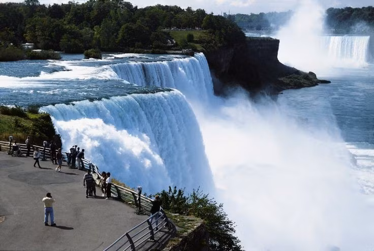 Biểu tượng điện ảnh. Nhiều bộ phim Hollywood đã lấy bối cảnh tại thác Niagara, góp phần làm tăng danh tiếng toàn cầu của nơi này. Ảnh: Pinterest.