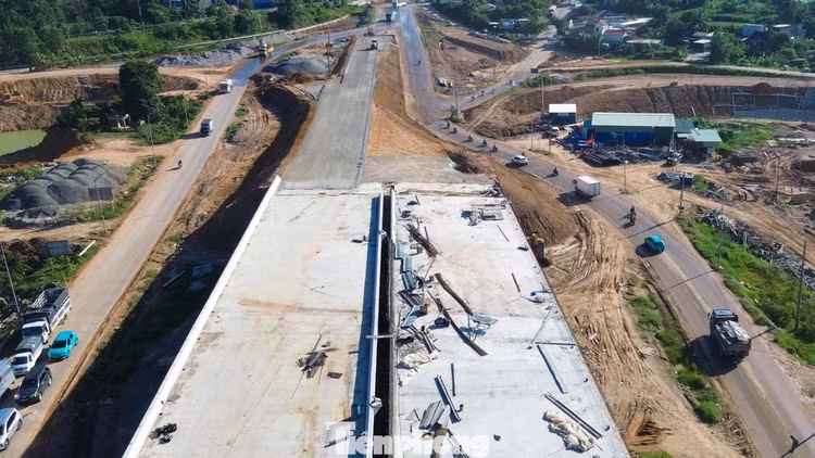 Cầu vượt trên quốc lộ 14B đang được triển khai, nhiều hạng mục cơ bản hoàn thiện. Phía tây cầu sẽ kết nối với dự án nâng cấp, mở rộng quốc lộ 14B đang thi công.