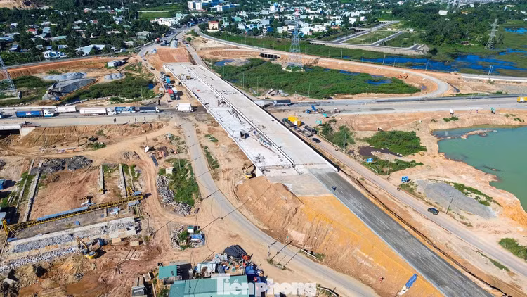 Nút giao quốc lộ 14B với cao tốc Đà Nẵng - Quảng Ngãi nằm trên địa bàn xã Bà Nà, TP. Đà Nẵng, có tổng mức đầu tư hơn 537 tỷ đồng. Dự án được khởi công tháng 12/2025, dự kiến hoàn thành vào tháng 6/2027. Ảnh: Duy Quốc.