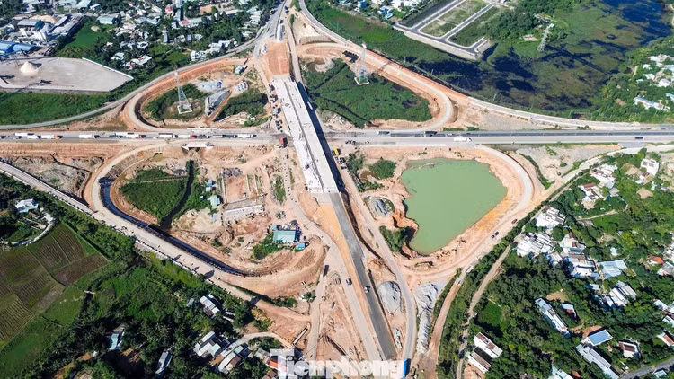 Dự án xây dựng nút giao khác mức liên thông giữa quốc lộ 14B và cao tốc Đà Nẵng - Quảng Ngãi, gồm cầu vượt trên quốc lộ 14B; tận dụng, mở rộng cầu hiện trạng trên tuyến cao tốc Hòa Liên - Túy Loan để kết nối với cao tốc Đà Nẵng - Quảng Ngãi và hoàn thiện hệ thống các nhánh rẽ.
