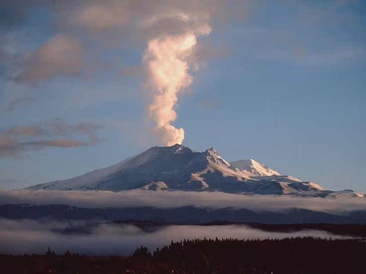 Có ba ngọn núi lửa đang hoạt động. Núi Ruapehu, Ngauruhoe và Tongariro sừng sững với các hoạt động địa chất đang diễn ra mãnh liệt, tạo nên cảnh quan đặc trưng. Ảnh: Pinterest.