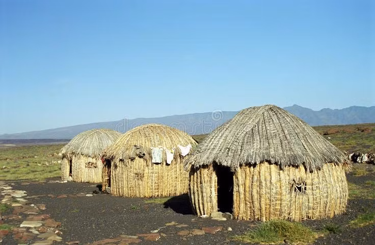 Người Turkana sinh sống quanh hồ. Dân tộc bản địa Turkana sống dựa vào chăn nuôi, đánh cá và vẫn giữ nhiều phong tục cổ xưa. Ảnh: Pinterest.