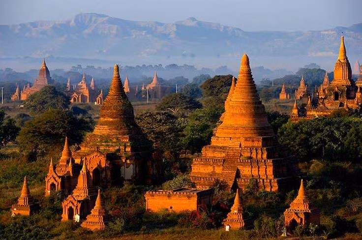 Vật liệu xây dựng chủ yếu là gạch nung. Phần lớn các đền tháp ở Bagan được xây bằng gạch đỏ nung, kết hợp vữa và trang trí đắp nổi tinh xảo, tạo nên sắc thái kiến trúc đặc trưng giữa vùng đất khô cằn. Ảnh: Pinterest.