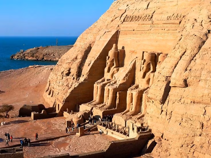 Được chạm khắc trực tiếp vào núi. Khác với nhiều đền thờ khác, Abu Simbel được tạc thẳng vào vách đá sa thạch, tạo nên vẻ kỳ vĩ độc đáo. Ảnh: Pinterest.