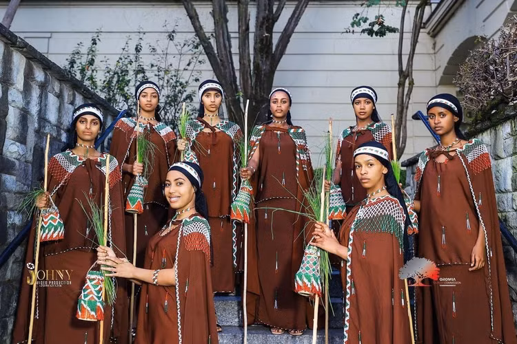 Tôn giáo truyền thống tôn thờ Waaqaa. Trước khi tiếp nhận Hồi giáo và Kitô giáo, người Oromo tin vào Waaqaa – đấng sáng tạo tối cao, biểu trưng cho công lý, sự thật và trật tự vũ trụ. Ảnh: Pinterest.