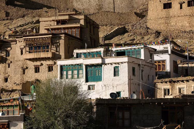 Nhà cửa xây bằng đất và đá. Để thích nghi với khí hậu khắc nghiệt, người Ladakhi xây nhà dày bằng đất nện và đá, giúp giữ ấm vào mùa đông. Ảnh: joinpaperplanes.com.