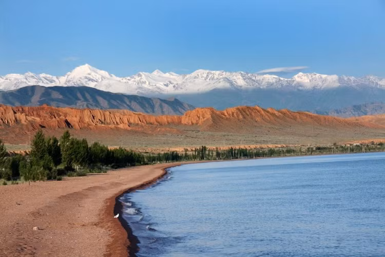 Là hồ trên núi cao lớn thứ hai thế giới. Chỉ xếp sau hồ Titicaca, hồ Issyk-Kul có diện tích lên tới hơn 6.000 km². Ảnh: Pinterest.