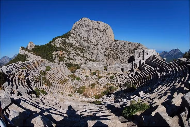 Nhà hát Termessos là một trong những nhà hát cổ ấn tượng nhất Anatolia. Nhà hát được xây dựng sát mép núi, từ đây có thể phóng tầm mắt bao quát thung lũng rộng lớn và dãy núi trùng điệp bên dưới. Ảnh: Pinterest.