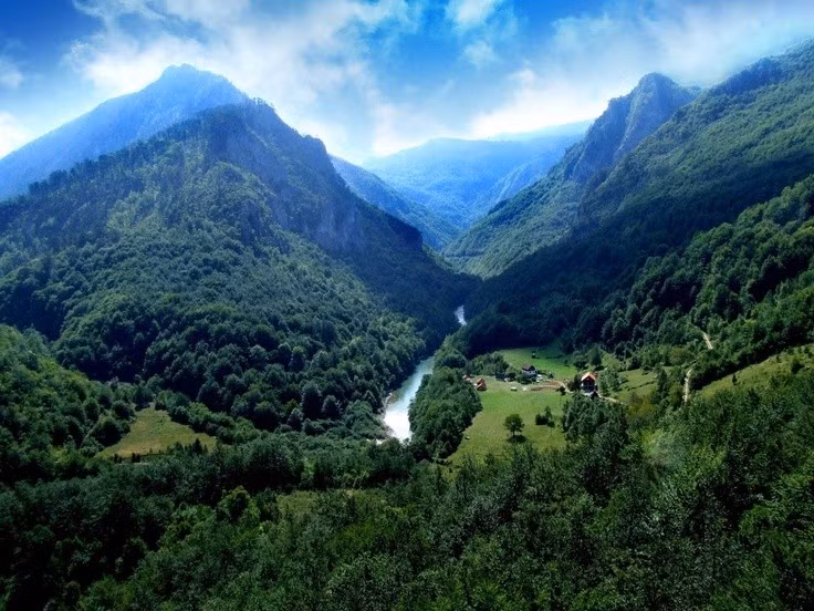 Sở hữu hẻm núi Tara sâu nhất châu Âu. Hẻm núi sông Tara trong Vườn quốc gia Durmitor có độ sâu lên tới hơn 1.300 mét, được mệnh danh là “Grand Canyon của châu Âu”. Ảnh: Pinterest.