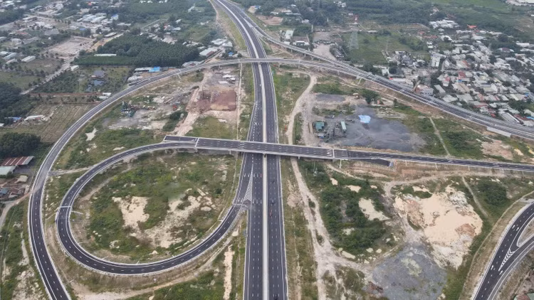 Nút giao Tân Hiệp, đoạn giao cao tốc Bến Lức-Long Thành với cao tốc Biên Hòa-Vũng Tàu giúp kéo dài hành trình đi lại và thông hành toàn tuyến cao tốc. Ảnh: THIÊN VƯƠNG.