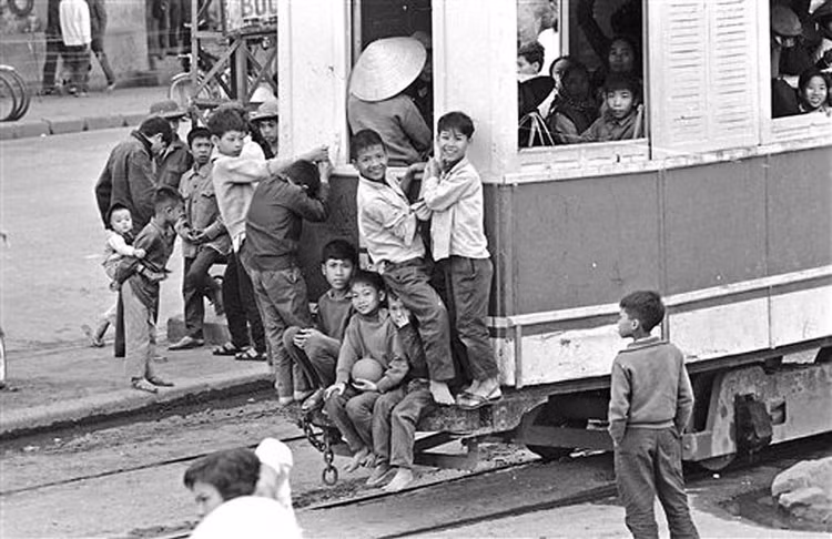 Một nhóm thiếu niên "bám càng" tàu điện, 2/4/1973. Ảnh: Horst Faas / AP Photo.