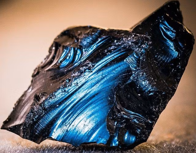 Obsidian hình thành từ dung nham nguội nhanh. Dung nham nguội đột ngột làm cho đá không kết tinh và có bề mặt như thủy tinh. Ảnh: Pinterest.