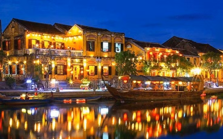 Phố cổ Hội An (Quảng Nam cũ). Ánh trăng hòa cùng hàng trăm chiếc đèn lồng khiến cả khu phố trở thành bức tranh lung linh cổ tích. Ảnh: Pinterest.