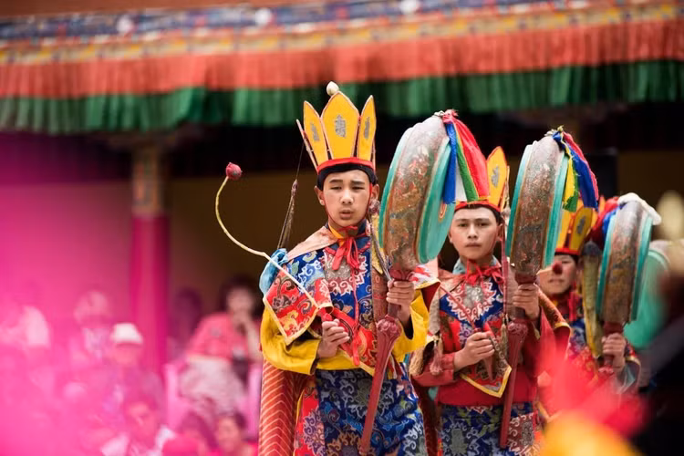 Lễ hội truyền thống đầy màu sắc. Các lễ hội của người Ladakhi được tổ chức tại tu viện với điệu múa mặt nạ và trang phục rực rỡ là nét văn hóa đặc trưng thu hút du khách. Ảnh: Pinterest.
