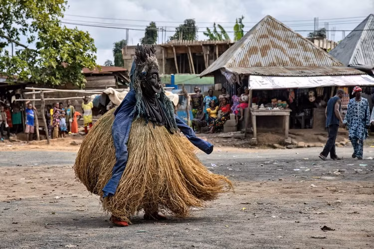 Tín ngưỡng truyền thống gắn chặt với thiên nhiên. Trước khi Kitô giáo du nhập, người Igbo thờ Chukwu – đấng tối cao – cùng nhiều vị thần tự nhiên và linh hồn tổ tiên, thể hiện mối liên hệ sâu sắc giữa con người và vũ trụ. Ảnh: 101lasttribes.com.