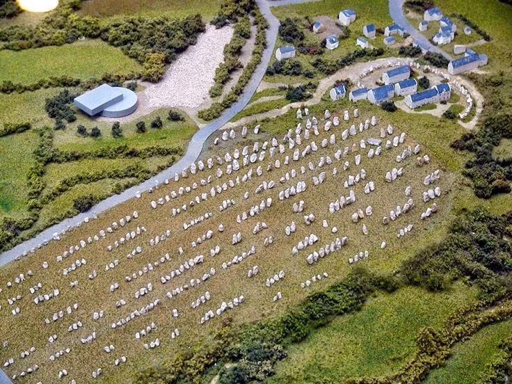 Quần thể đá cự thạch Carnac và bờ biển Morbihan (Pháp). Hàng nghìn khối đá dựng từ thời tiền sử tạo nên cảnh quan khảo cổ đồ sộ, cho thấy trình độ tổ chức xã hội và tín ngưỡng của con người thời đồ đá mới. Đây là một trong những quần thể cự thạch lớn nhất thế giới. Ảnh: Pinterest.
