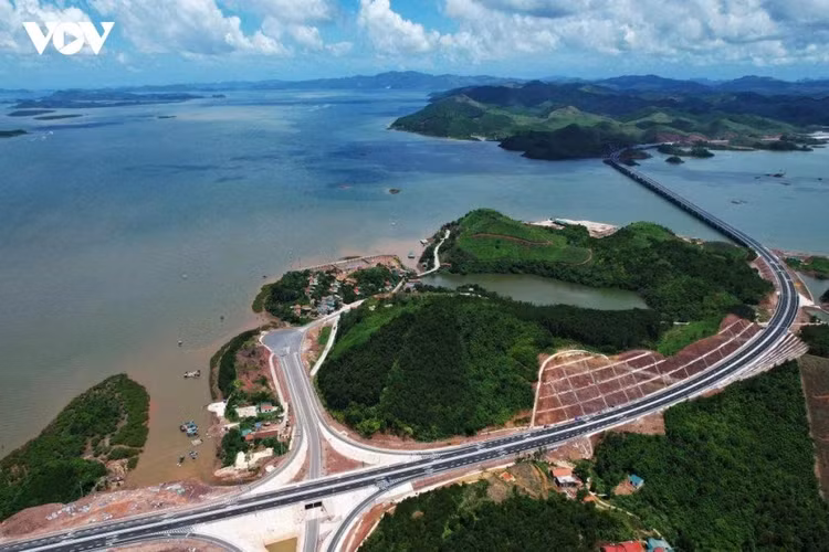 Cao tốc Vân Đồn - Móng Cái nối KKT Vân Đồn và KKT Cửa khẩu Móng Cái là 2 mũi đột phá quan trọng trong kế hoạch phát triển của tỉnh Quảng Ninh.