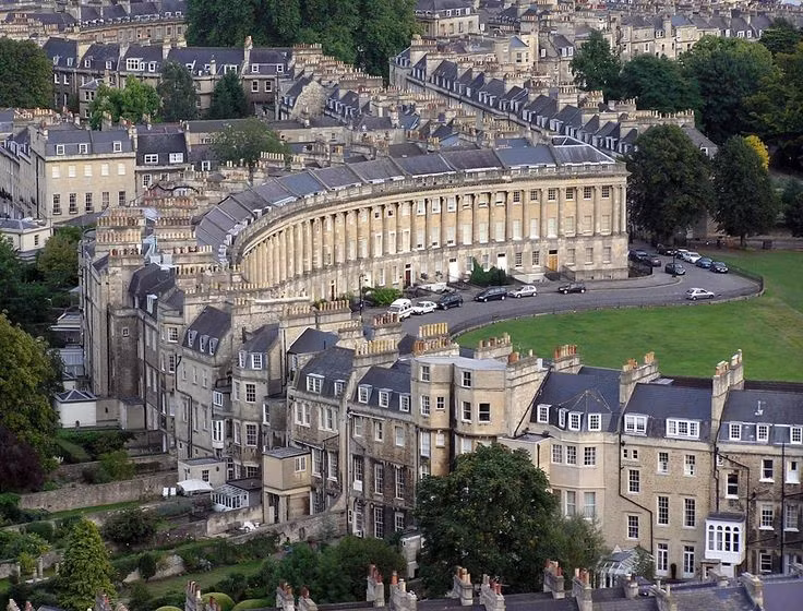Công trình Cung Hoàng gia nổi tiếng. Một trong những biểu tượng kiến trúc của Bath là Cung Hoàng gia (Royal Crescent), dãy nhà hình vòng cung gồm 30 căn nhà liền nhau xây vào thế kỷ 18. Công trình này được xem là một trong những ví dụ đẹp nhất của kiến trúc Georgian tại Anh. Ảnh: Pinterest.