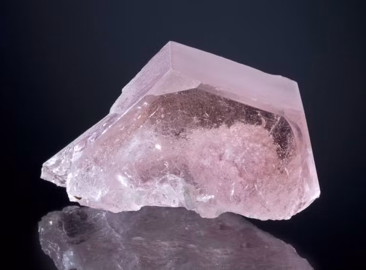 Có độ trong suốt và ánh hồng nhẹ như ngọc hồng lựu. Sắc hồng phớt tím đặc trưng khiến Poudretteite được giới sưu tầm săn lùng. Ảnh: Pinterest.