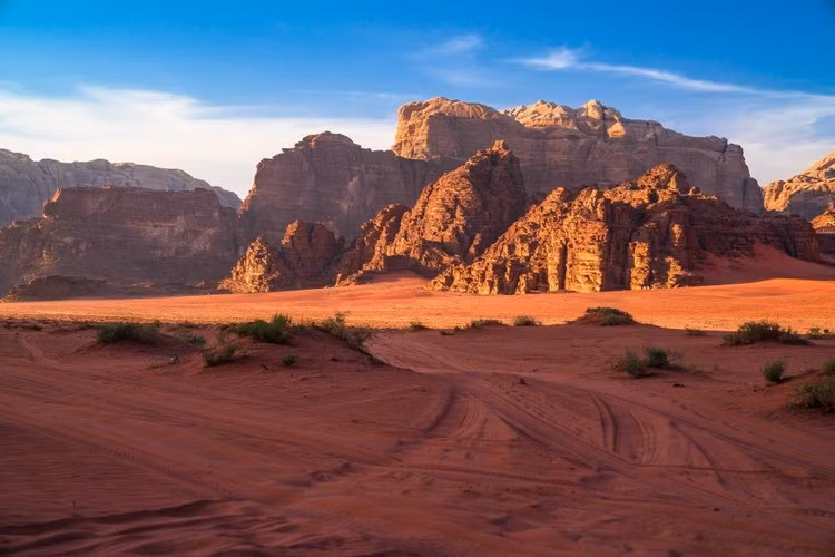 2. Địa chất Wadi Rum có niên đại hàng triệu năm. Những cấu trúc đá ở đây được hình thành từ sa thạch và granit cổ đại, bị bào mòn qua hàng triệu năm. Ảnh: Pinterest.