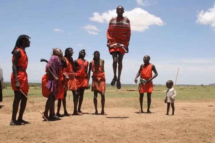 Điệu nhảy adumu đặc trưng. Nam giới Maasai có tập tục nhảy thẳng lên cao để thể hiện sức mạnh. Ảnh: Pinterest.