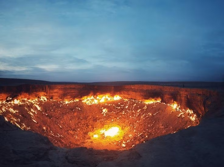 5. Nằm giữa sa mạc Karakum khắc nghiệt. Hố Darvaza tọa lạc tại vùng sa mạc Karakum của Turkmenistan, nơi có khí hậu khô hạn và gần như không có dân cư sinh sống. Ảnh: Pinterest.