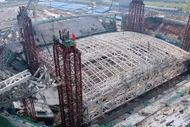 Cận cảnh tiến trình nâng mái khổng lồ của sân vận động PVF tại Hưng Yên