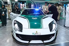Tận mục siêu xe Ferrari 812 Superfast độ Mansory độc bản của cảnh sát Dubai