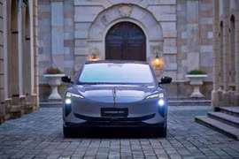 Hongqi EHS7 - ôtô trang bị cửa nóc năng lượng mặt trời đầu tiên